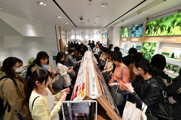 이니스프리가 지난 16일 일본 도쿄 오모테산도에 ‘이니스프리 오모테산도 본점’을 열었다.