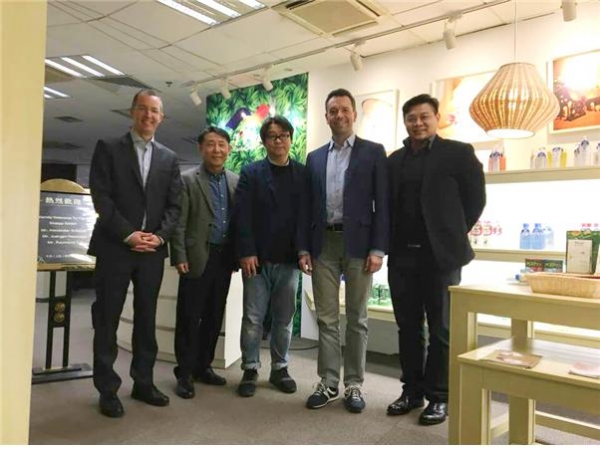 왼쪽부터 크나이프 일본 CEO 유르겐, 전 로레알 그룹 김상주 회장, 하이웨이원 구자용 대표, 크나이프 독일 본사 CEO 알렉산더 C. 슈미트, 아시아 총괄 매니져 레이몬드 탄 (사진제공=하이웨이원)