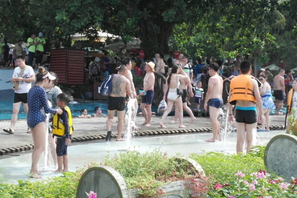 냐짱의 해변가에 있는 한 수영장에서 관광객들이 물놀이를 하고 있다.
