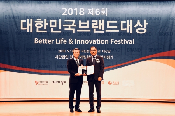 모던 메이크업 아티스트 브랜드 나스(NARS)가 한국마케팅협회 주최 ‘2018 대한민국브랜드대상’ 뷰티&헬스케어 부문에서 ‘2018 가장 주목받는 라이징브랜드’로 선정됐다.