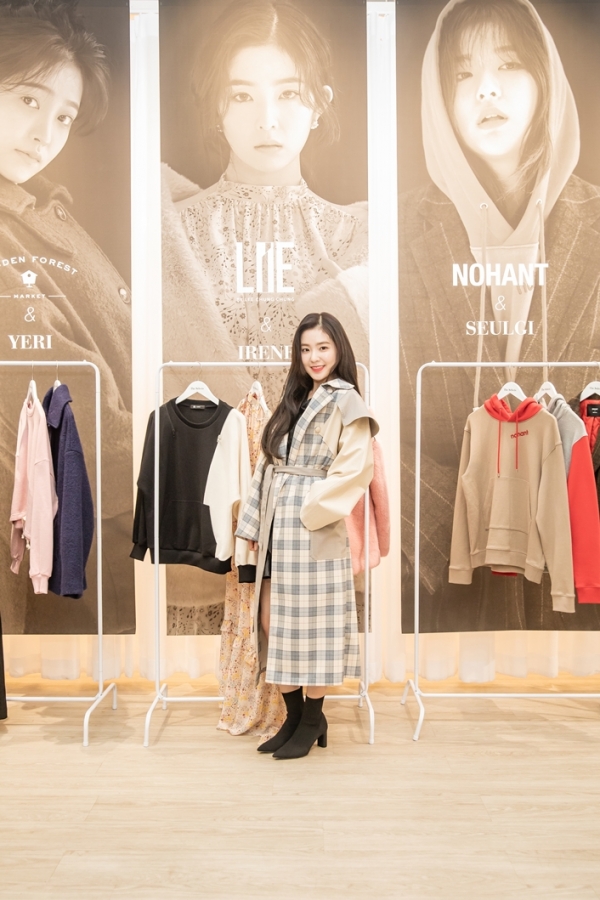 뉴욕 패션 쇼룸 ‘더 셀렉츠(The Selects)’의 첫 번째 콜라보레이션 프로젝트 ‘더 셀렉츠×레드벨벳(The Selects×Red velvet)’의 일환으로 라이(LIE)와 레드벨벳 아이린의 컬렉션을 선보이고 있다.