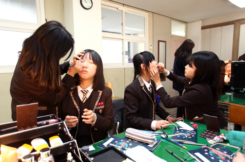 인천 원당중학교 학생들이 LG생활건강의 사회공헌 프로그램인 '빌려쓰는 지구스쿨' 도전! 뷰티전문가 수업에 참여하고 있다.