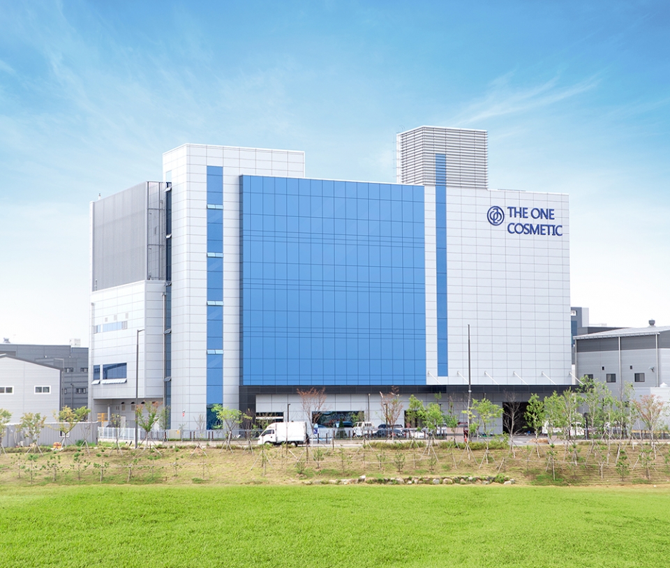 더원코스메틱(대표 양정님)은 최근 경기도 김포시에 CGMP 신공장을 완공하고 기초화장품과 색조화장품을 포함해 연 3500만개의 제품을 생산할 수 있는 체제를 갖추게 됐다.