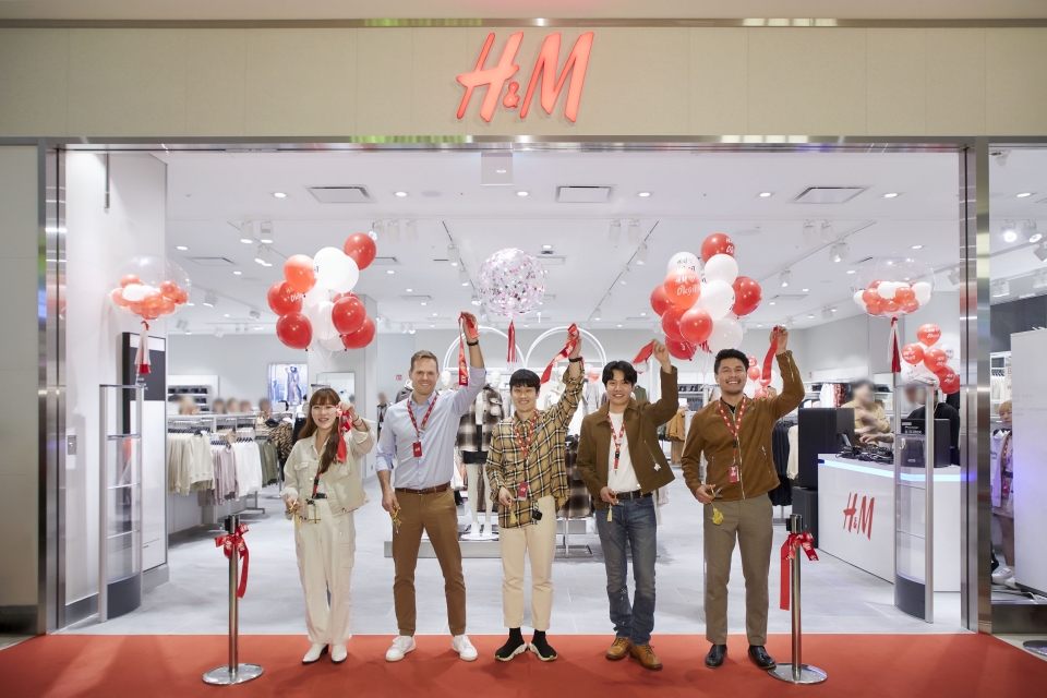 H&M Hennes & Mauritz Limited(에이치앤엠 헤네스 앤 모리츠 주식회사, 이하 H&M Korea)는 9월 5일, 니클라스 누메라(Niklas Nummela)지사장과 직원들이 함께 레드 리본을 자르며 오픈을 기다리던 고객들을 맞았다.