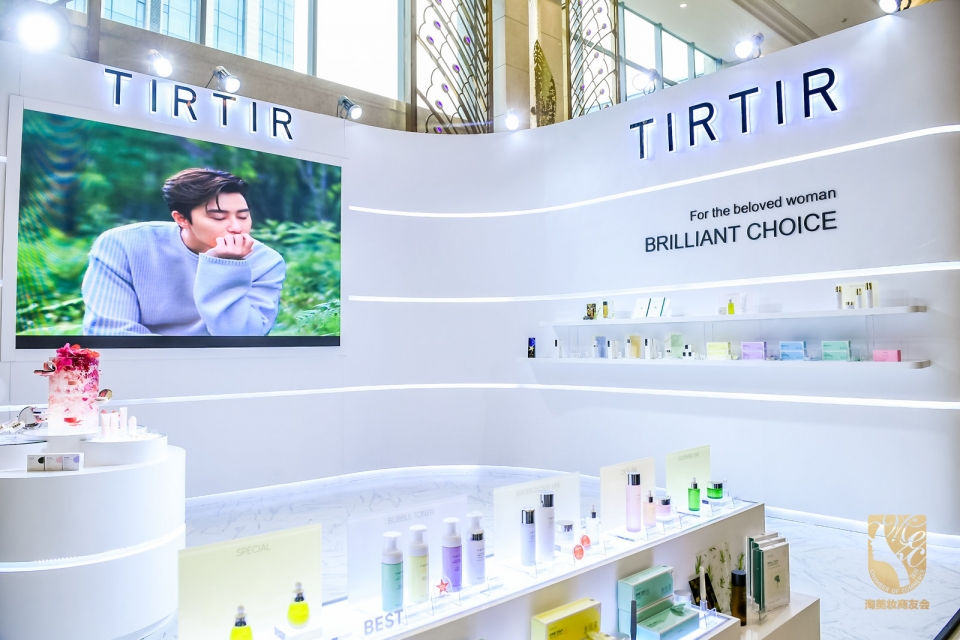 토종 뷰티 브랜드 티르티르가 중국 뷰티 박람회 ‘타오메이좡’에 참석해 브랜드상을 수상했다.