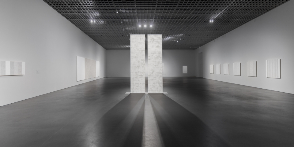 [아모레퍼시픽미술관] 현대미술 기획전 '메리 코스 빛을 담은 회화' 전시 전경. 사진 studio_kdkkdk
