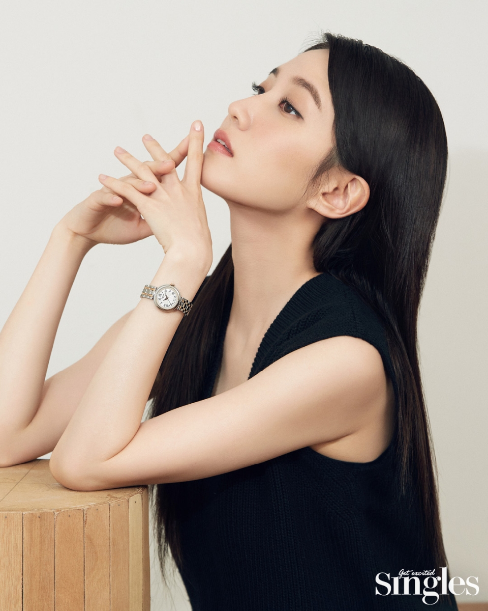 배우 박은빈이 함께한 우아하고 고혹적인 시계 화보를 공개했다.