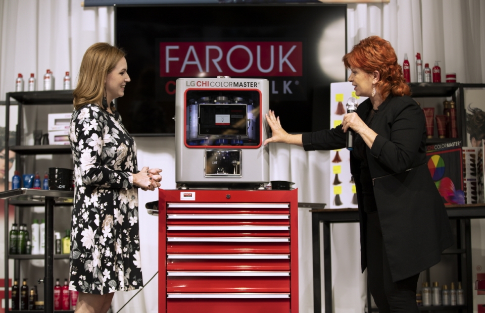 미국 파루크 헤어 스페셜리스트가 LG CHI 컬러마스터를 시연하며 설명하고 있다.