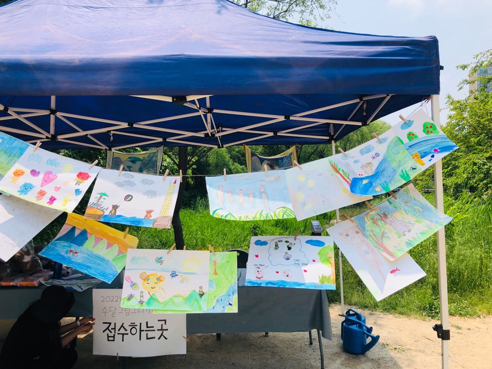 서울 여의샛강생태공원에서 열린 수달 그림 그리기 대회에 출품된 작품들이 진열되어 있다.