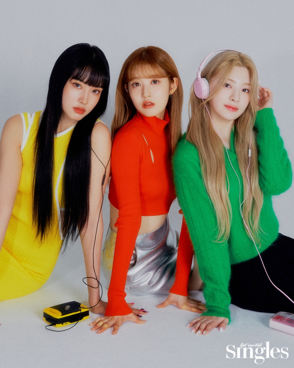 그룹 스테이씨 멤버들이 톡톡 튀는 다채로운 매력으로 싱글즈 2월호 화보를 장식했다. 