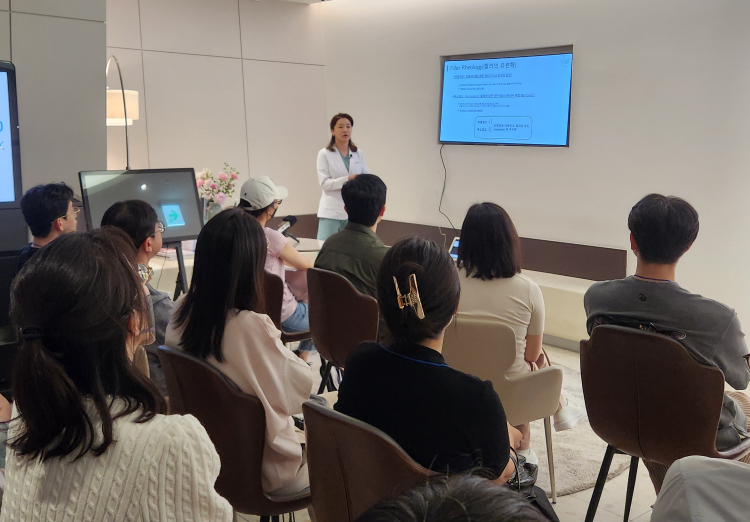 지난 29일 휴메딕스가 의료진을 대상으로 HA 필러를 활용한 미세 부위 시술 강연을 개최했다. 연자는 뷰티바성형외과 김은연 대표원장. 사진 제공 : 휴온스글로벌